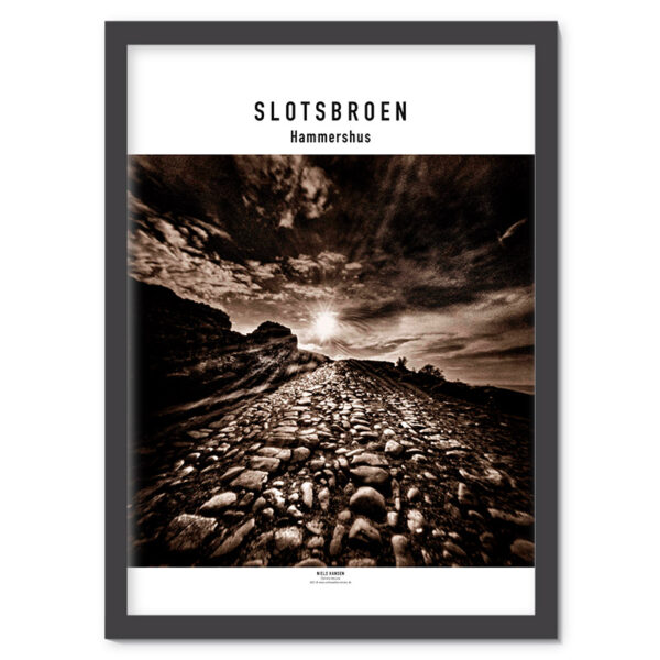 Plakat med Slotsbroen ved Hammershus på Bornholm. Camera obscura-fotografi af Niels Hansen. 50x70 cm.