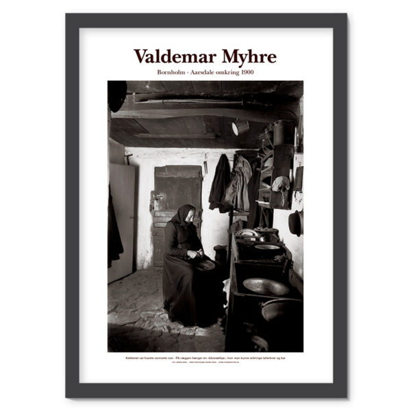 Plakat med foto af Valdemar Myhre: Køkkenet var husets varmeste rum. Aarsdale omkring 1900.