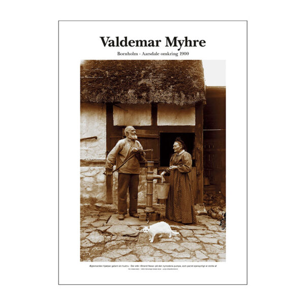 Plakat med billede i sepia af fotograf Valdemar Myhre: Nymodens pumpe ved Aarsdale omkring 1900.
