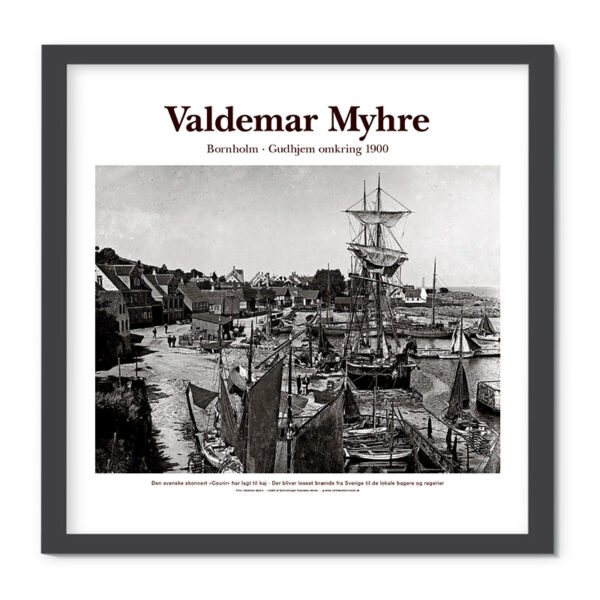 Plakat: Gudhjem havn, Bornholm, omkring 1900. Den svenske skonnert "Courir" har lagt til kaj. Foto af Valdemar Myhre.